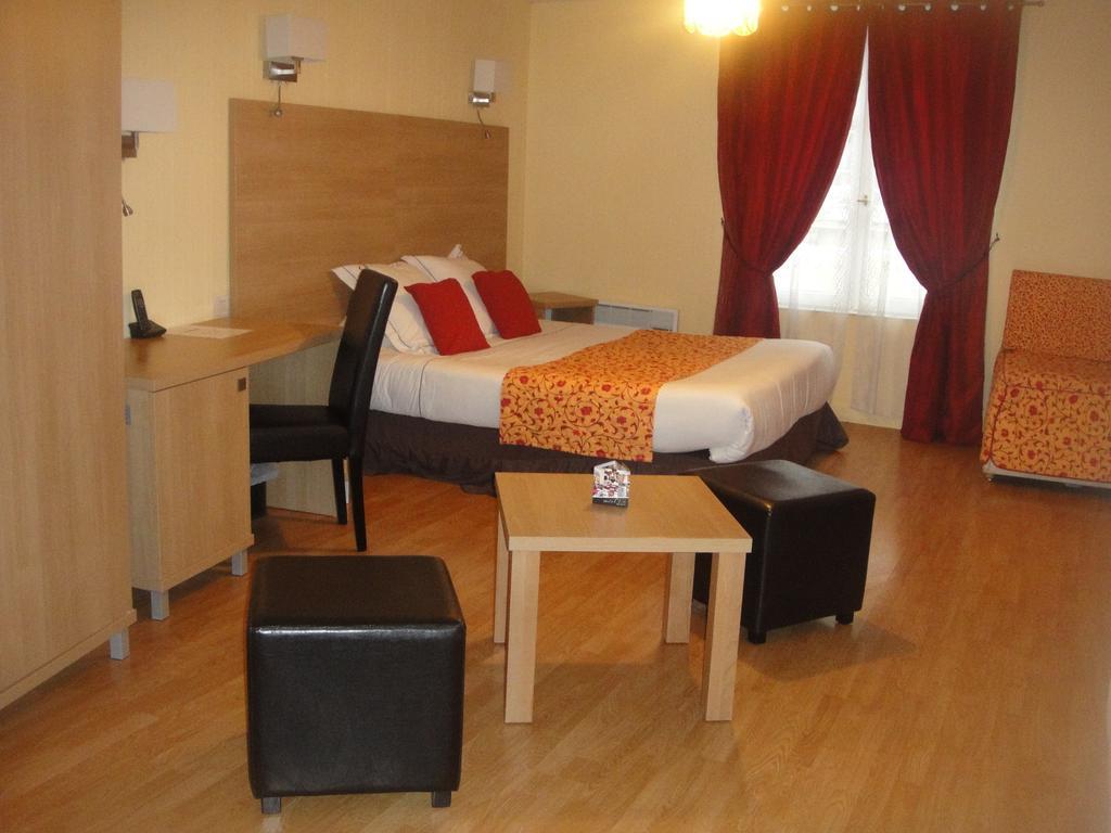 Hotel L' Ecu Montbard Habitación foto